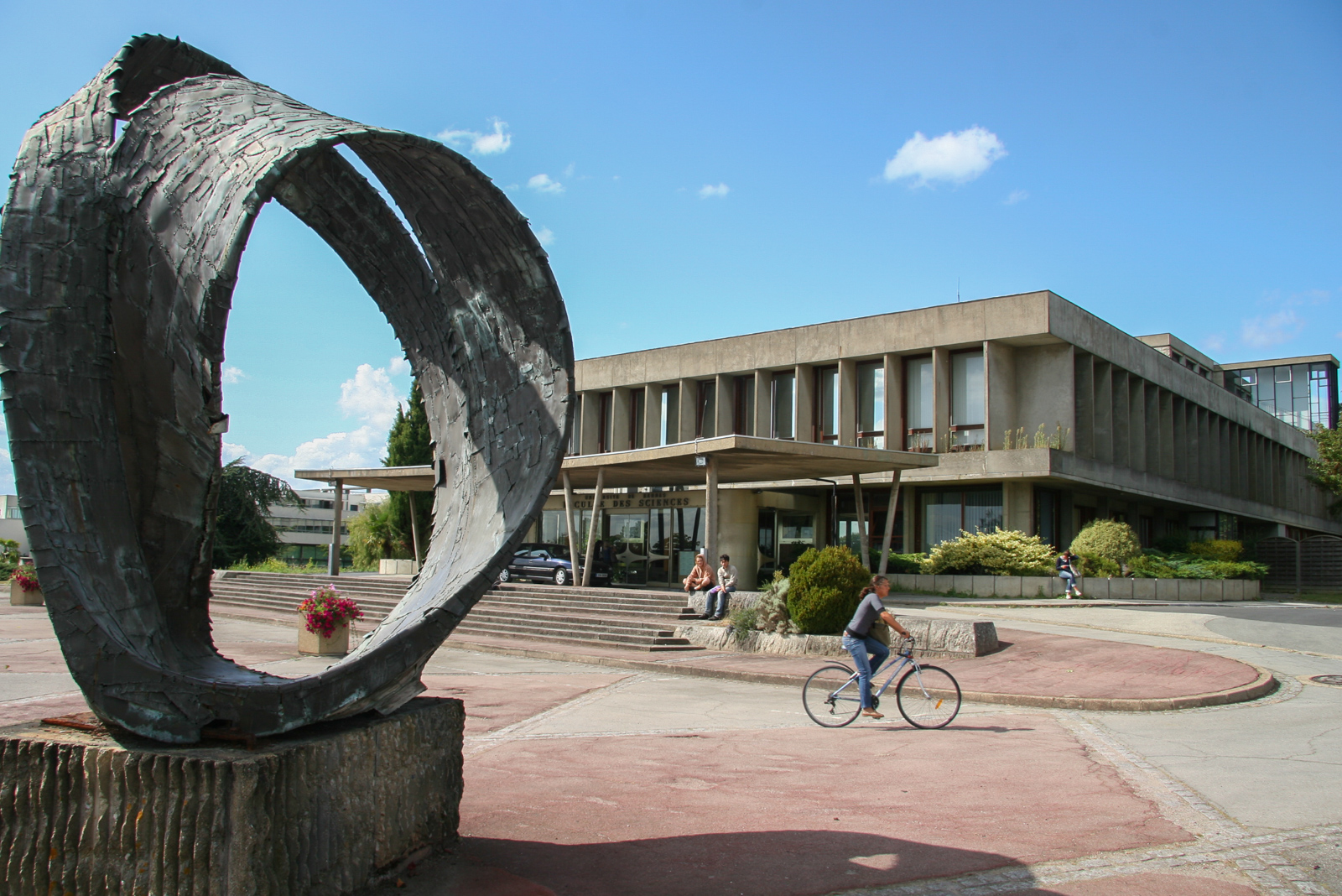 La sculpture "Ruban de Moebius", devant le bâtiment 2A du Campus Beaulieu de l'Université de Rennes 1.